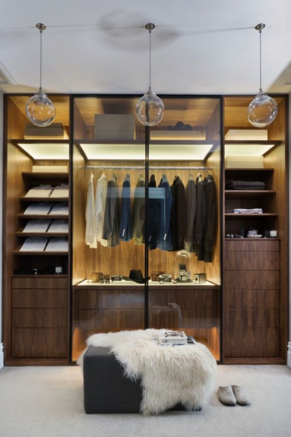 Lemari pakaian dengan aksen kaca berwarna untuk tampilan yang menarik